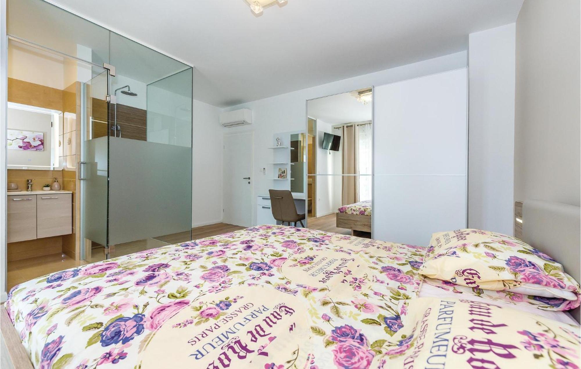 Four-Bedroom Holiday Home in Šibenik Buitenkant foto