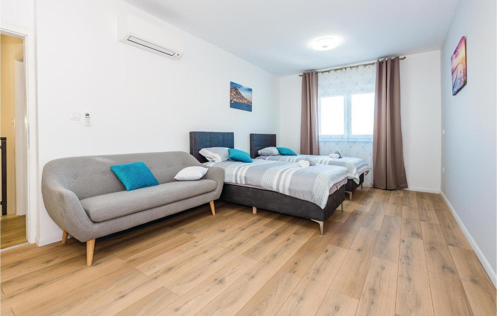Four-Bedroom Holiday Home in Šibenik Buitenkant foto