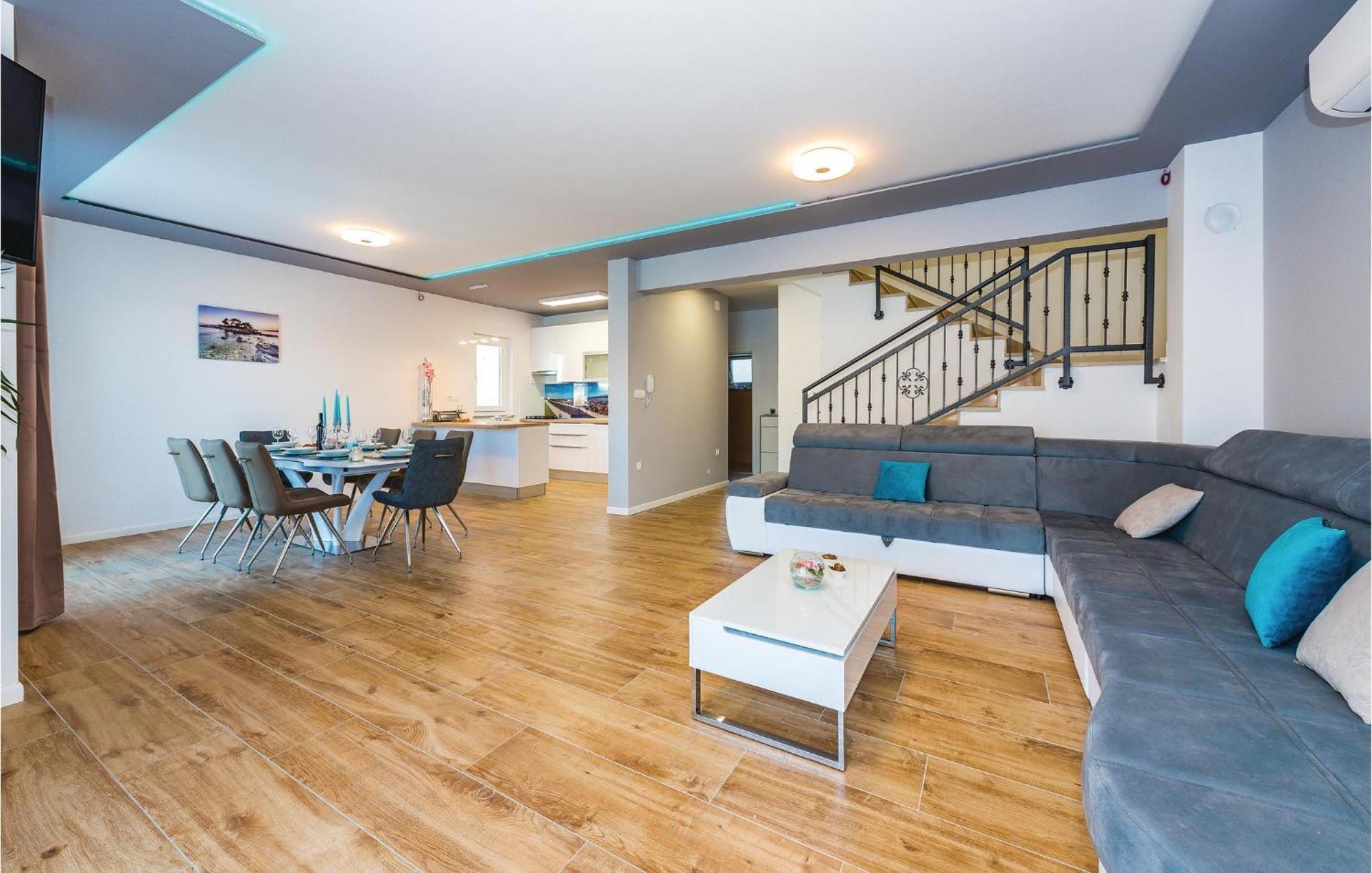Four-Bedroom Holiday Home in Šibenik Buitenkant foto