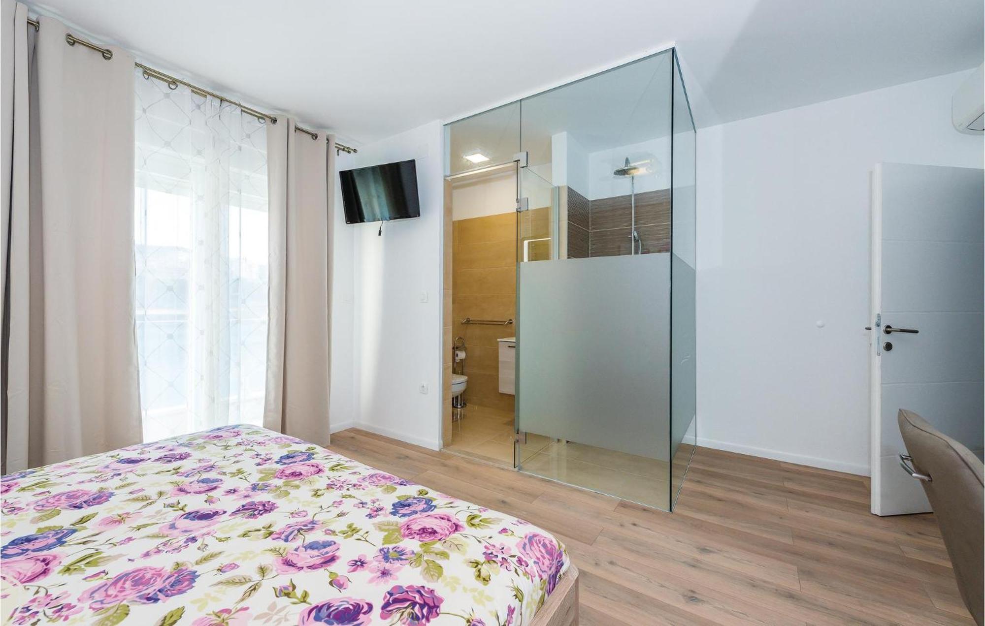 Four-Bedroom Holiday Home in Šibenik Buitenkant foto