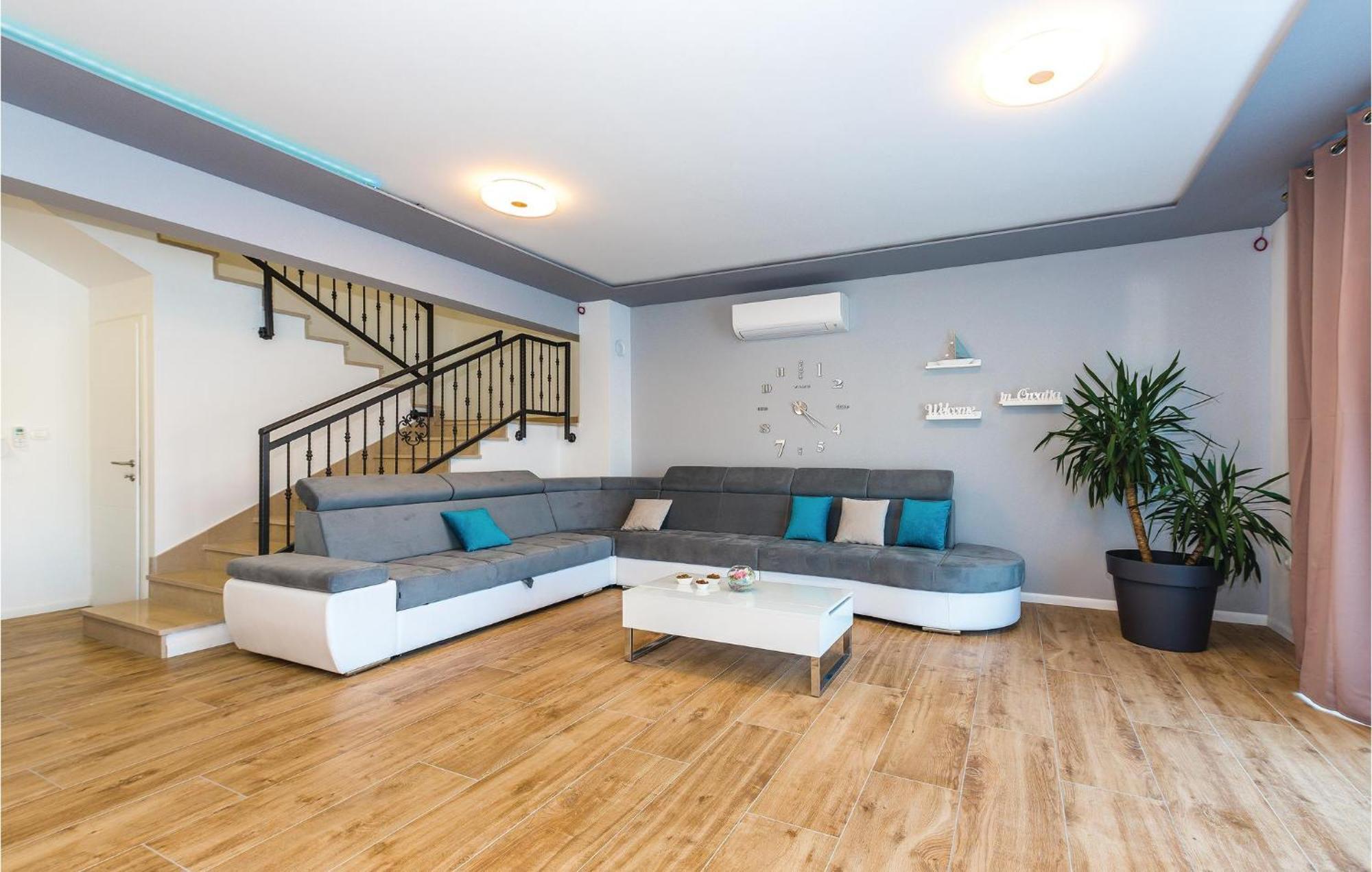 Four-Bedroom Holiday Home in Šibenik Buitenkant foto